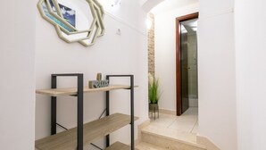 A hallway with a wooden console table, a mirror, and a potted plant. - Holiday Home Franciska by Villas Guide (Blato)