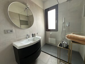 Hair dryer, towels, soap, toilet paper - Studio with a View (Sardegna)