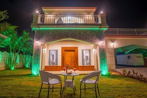 Outdoor dining - ELIVAAS Lavender Crest 4 BHK Villa  (Karjat)