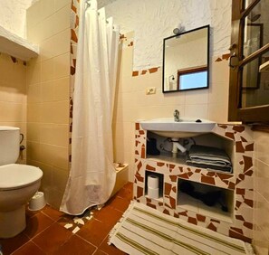 Shower, hair dryer, towels, soap - Casa Lara Hermigua - Studio NORDKAPP with balcony (Hermigua)