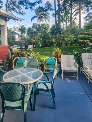 Outdoor dining - Studio Efficiency Apartment (Port St. Lucie)