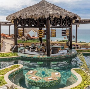 Bar (on property) - 1 minute walk to Solmar beach! Luxury Grand suite 1 bedroom sleeps 4 (Cabo San Lucas)