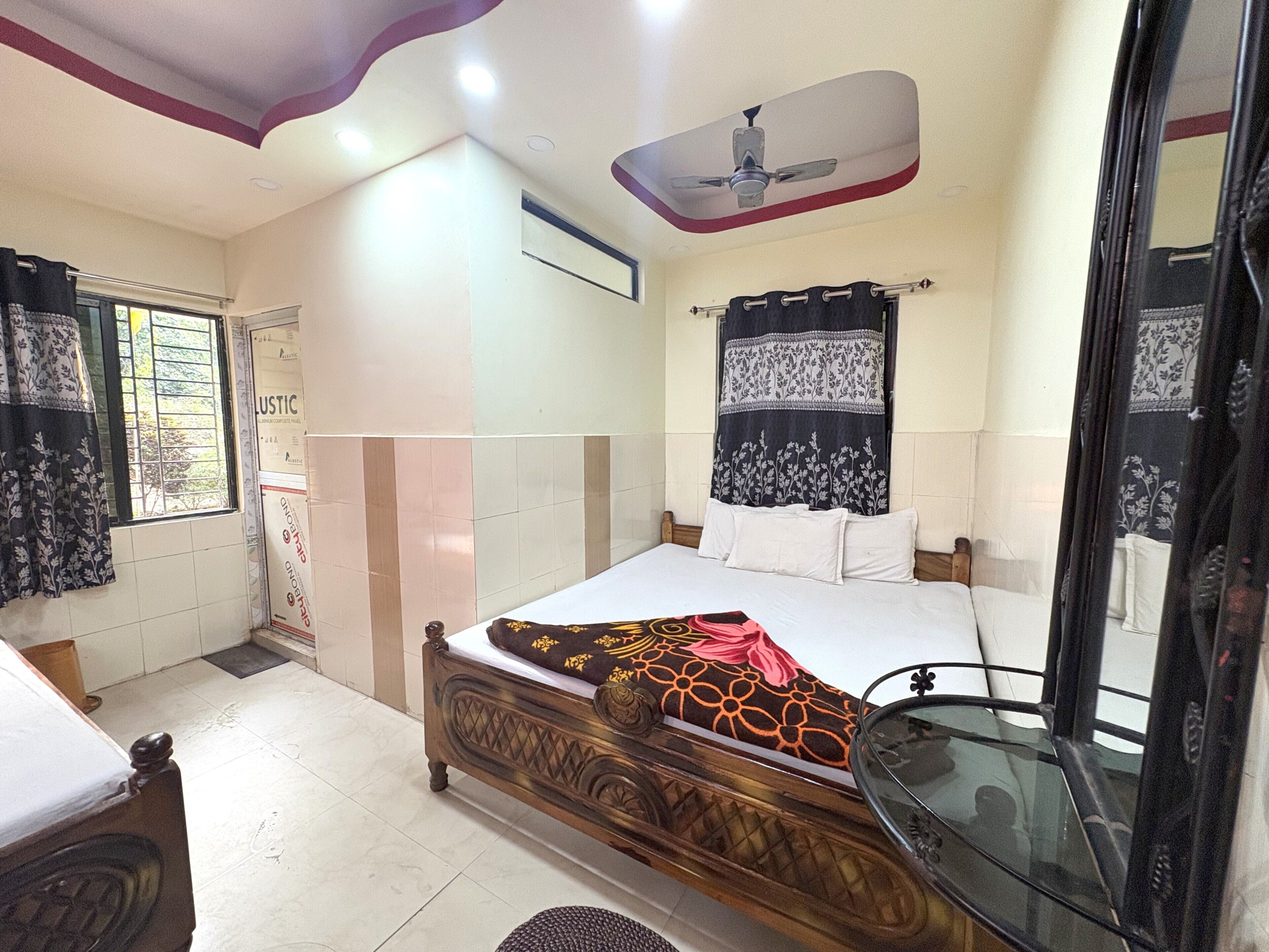 Deluxe Quadruple Room, City View | Desk, free WiFi