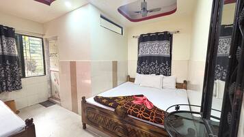 Deluxe Quadruple Room, City View | Desk, free WiFi