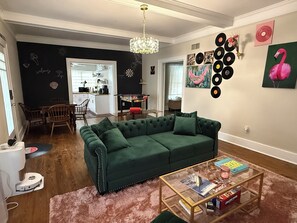Smart-TV, Tischfußball, Bücher, Videothek