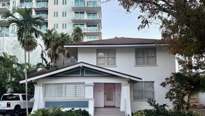 A two-story house with a front porch, a garage, and a driveway. - Biscayne Hideaway- 3 bed house Miami Big Yard Driveway - Downtown/Wynwood - FIFA (Miami)