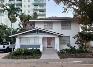 Exterior - Biscayne Hideaway- 3 bed house Miami Big Yard Driveway - Downtown/Wynwood - FIFA (Miami)