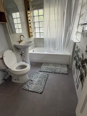 Bathroom - Biscayne Hideaway- 3 bed house Miami Big Yard Driveway - Downtown/Wynwood - FIFA (Miami)