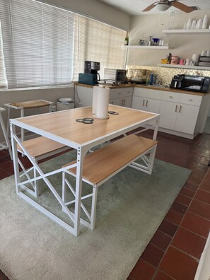 Dining - Biscayne Hideaway- 3 bed house Miami Big Yard Driveway - Downtown/Wynwood - FIFA (Miami)