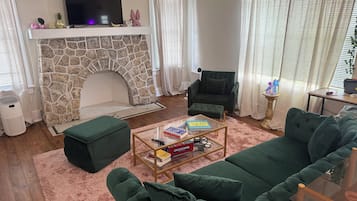 TV connectée, baby-foot, livres, vidéothèque