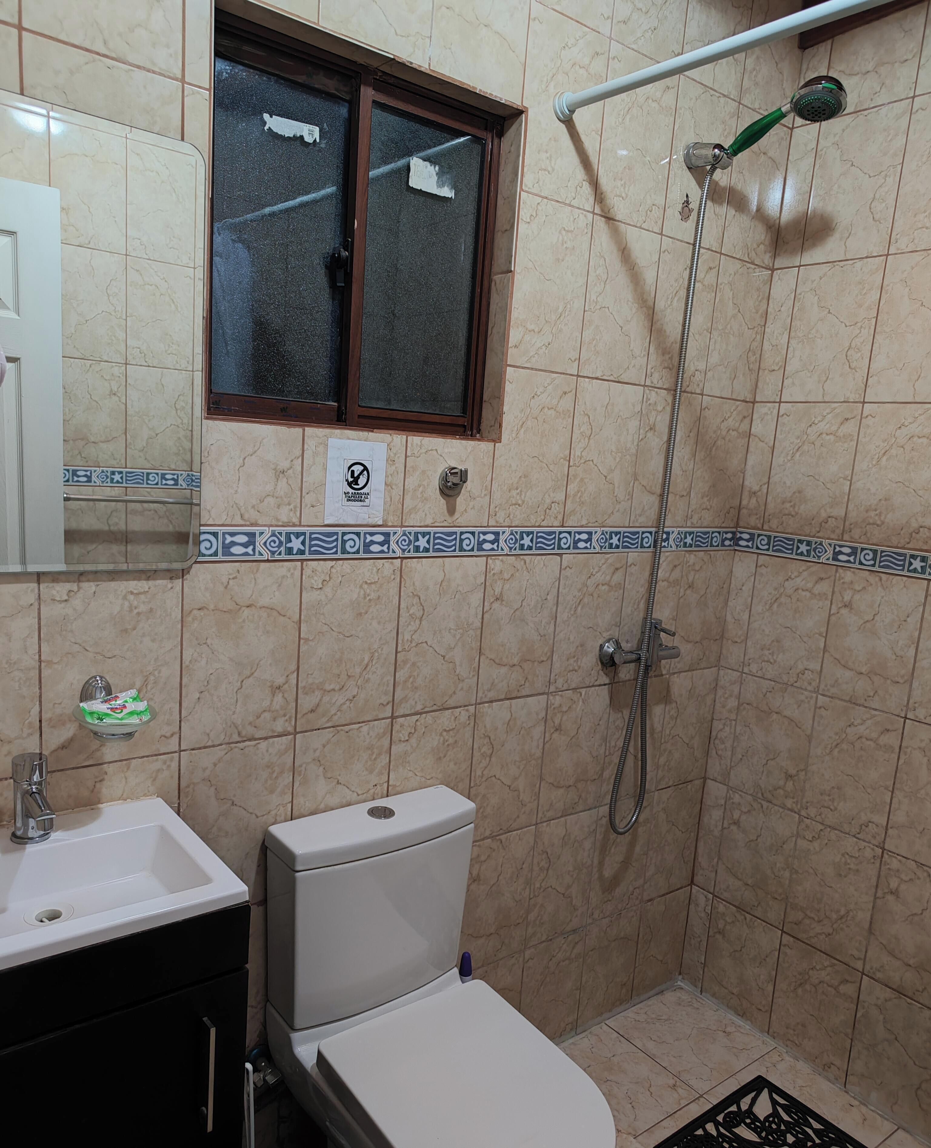 Sèche-cheveux, serviettes fournies, savon, papier toilette