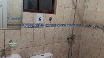 SĂšche-cheveux, serviettes fournies, savon, papier toilette