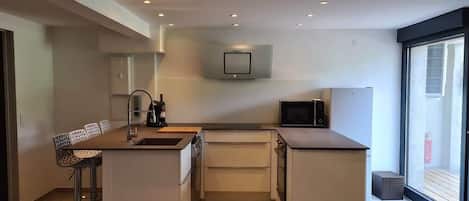 Refrigerador, microondas, horno y parrilla de estufa