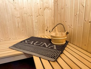 Sauna - Exclusive Seepark Suite vacation apartment in Nordhorn. Child-friendly furnishings with 2 balconies and plenty of modern entertainment electronics. Wellness area with sauna, wellness shower & whirlpool (Nordhorn)
