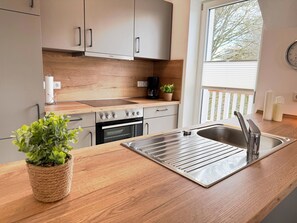 Fridge, microwave, oven, stovetop - Exclusive Seepark Suite vacation apartment in Nordhorn. Child-friendly furnishings with 2 balconies and plenty of modern entertainment electronics. Wellness area with sauna, wellness shower & whirlpool (Nordhorn)