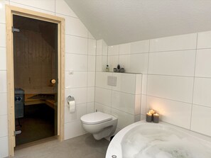 Douche, baignoire à jets, sèche-cheveux