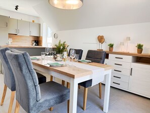 Dining - Exclusive Seepark Suite vacation apartment in Nordhorn. Child-friendly furnishings with 2 balconies and plenty of modern entertainment electronics. Wellness area with sauna, wellness shower & whirlpool (Nordhorn)