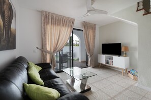 Living area - Vacation Apartment 'Joy and Comfort Fairway' with Mountain View, Shared Pool and Wi-Fi (Santa Cruz de Tenerife)