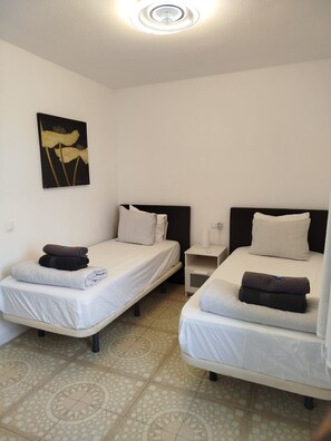 Room - Vacation Apartment 'Joy and Comfort Fairway' with Mountain View, Shared Pool and Wi-Fi (Santa Cruz de Tenerife)