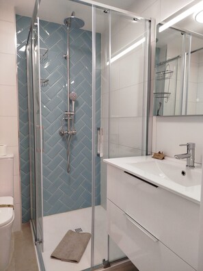 Bathroom - Vacation Apartment 'Joy and Comfort Fairway' with Mountain View, Shared Pool and Wi-Fi (Santa Cruz de Tenerife)