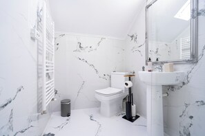 Standard Double Room | Bilik Mandi