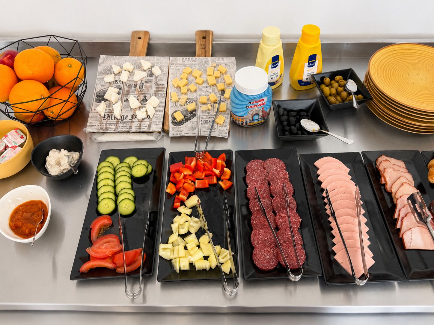 Una mesa de buffet con distintos alimentos y salsas.