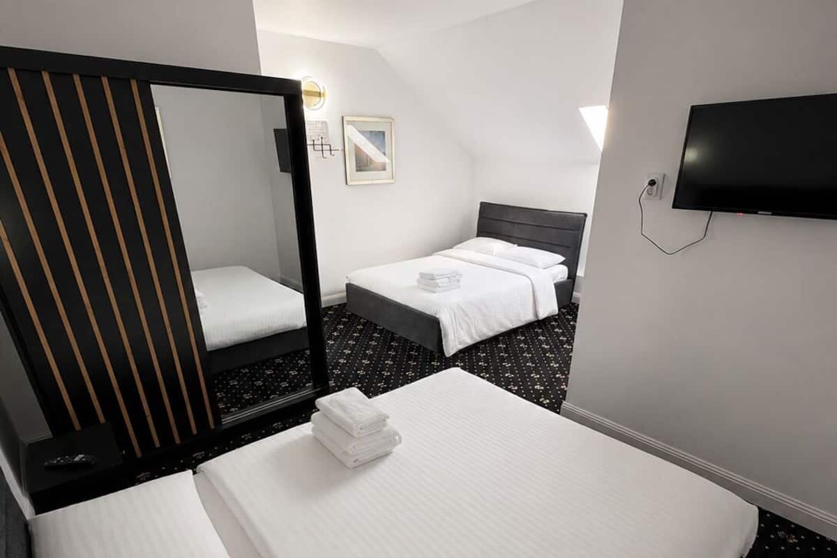 Family Double Room | Free cribs/infant beds, free WiFi, bed sheets