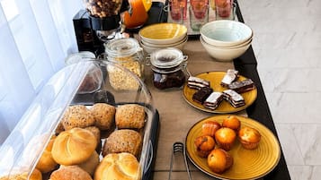 Free daily buffet breakfast