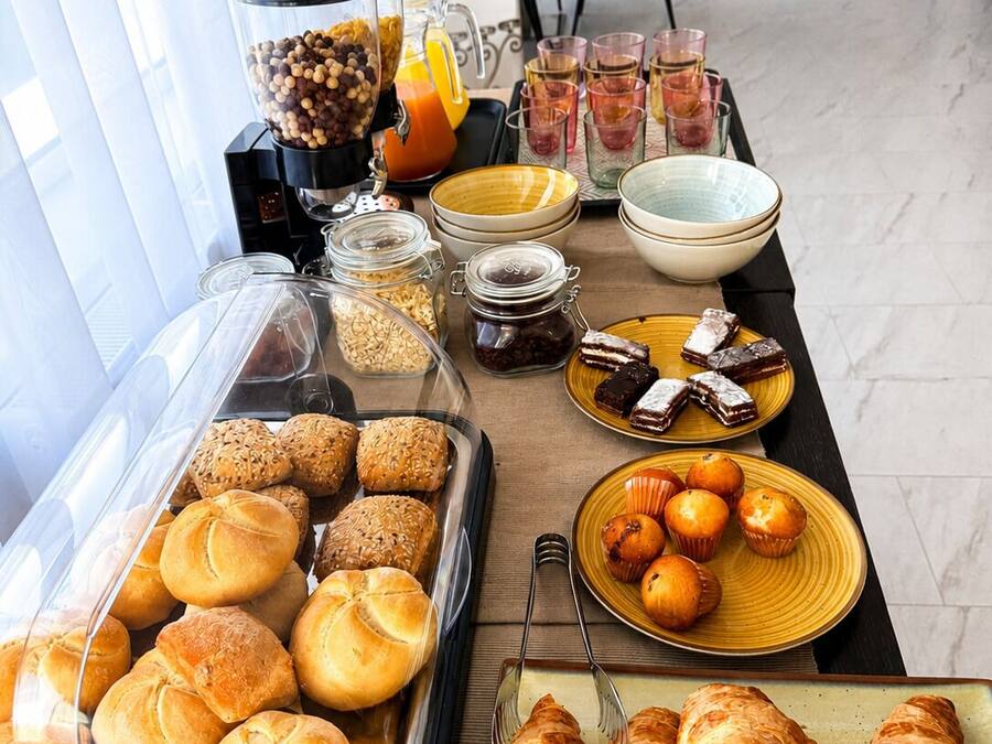 Café da manhã com buffet grátis todos os dias