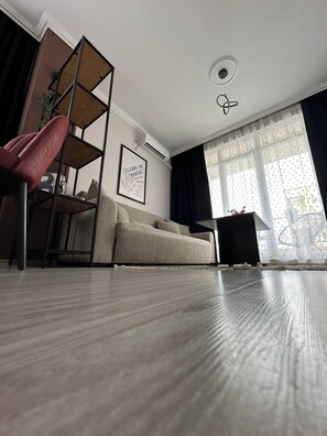 Rum - 1 sovrum - tillgänglighetsanpassat - balkong | Vardagsrum