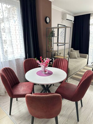 Kamer, 1 slaapkamer, toegankelijk voor mindervaliden, balkon | Dineerruimte