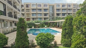 A residential building with a swimming pool surrounded by greenery. - Room-sunny Beach Central Apartment - 4 G (Nessebar)