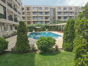 A residential building with a swimming pool surrounded by greenery. - Room-sunny Beach Central Apartment - 4 G (Nessebar)