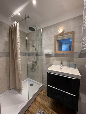 Hair dryer, towels - La parenthèse Champenoise (T23) (Troyes)