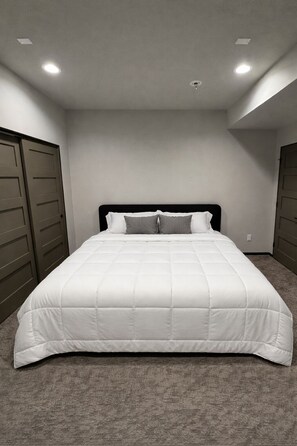 Room - Luxury 6BR Mountain Retreat | Sleeps 20 | Theater, Hot Tub & Fire Pit<br>Spacious 4,500 sq ft home perfect for large groups, weddings & retreats near the Air Force Academy.<br>Enjoy a private acre, entertainment basement, outdoor living, peaceful Mtn (Monument)