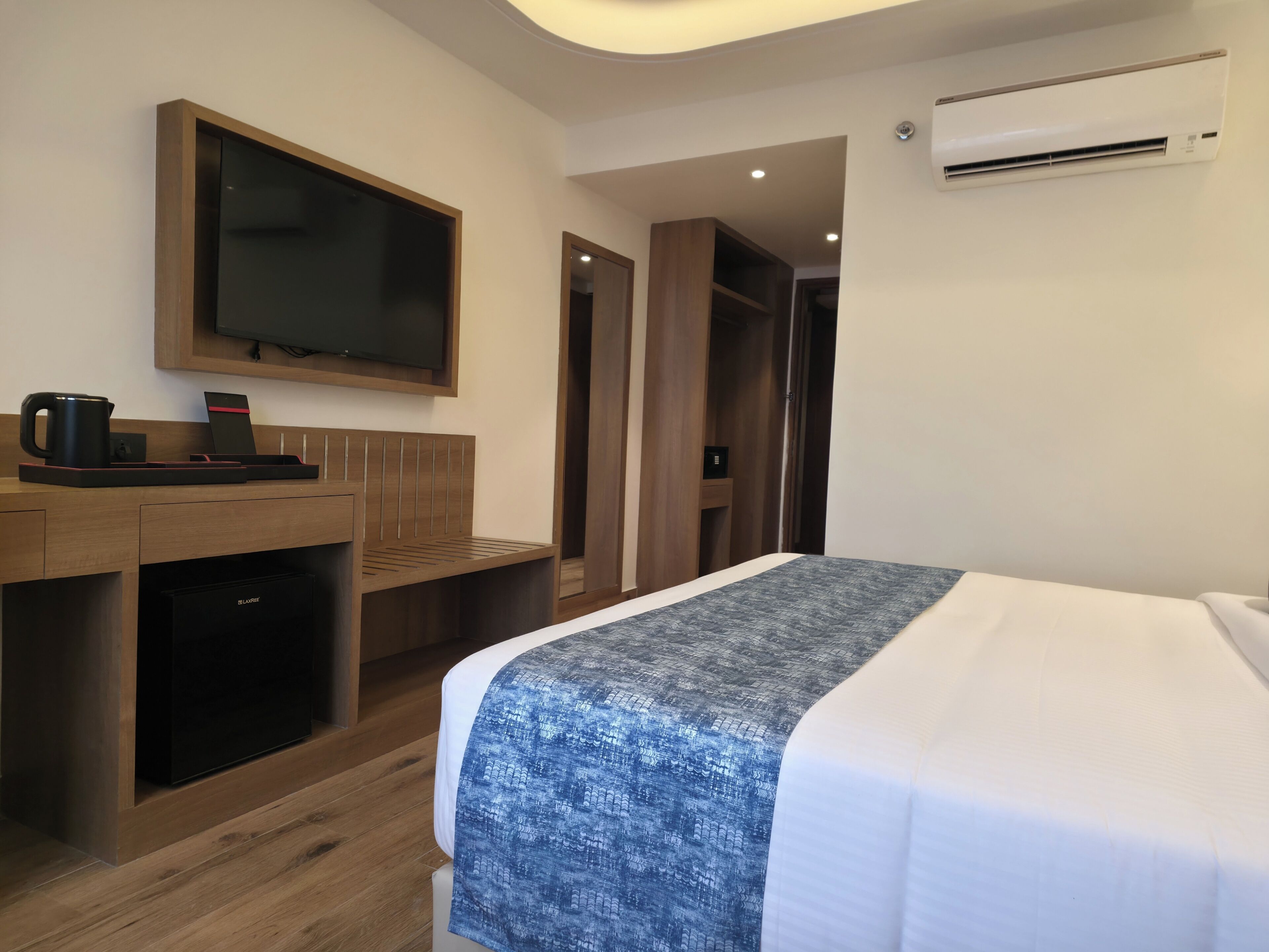 Desk, laptop workspace, iron/ironing board, free WiFi
