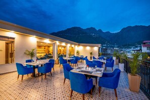 إطلالة على الشارع من المنشأة