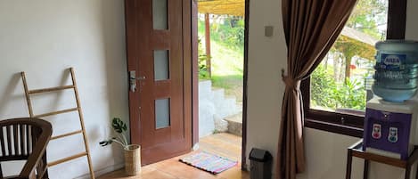 Suite, Balcony, Garden View | Interior