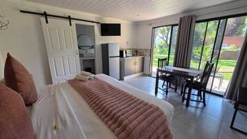 Quarto luxo, 1 cama King | Wi-Fi de cortesia