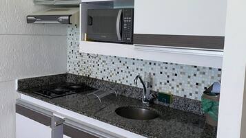 Estúdio | Cozinha privada | Frigobar, micro-ondas, talheres/pratos/utensílios de cozinha