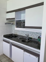 Estúdio | Cozinha privada | Frigobar, micro-ondas, talheres/pratos/utensílios de cozinha
