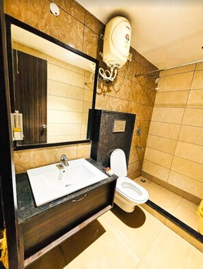 Chambre triple Deluxe, balcon, vue sur la ville | Salle de bain