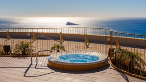 Ein Whirlpool auf einem Balkon mit Meerblick.