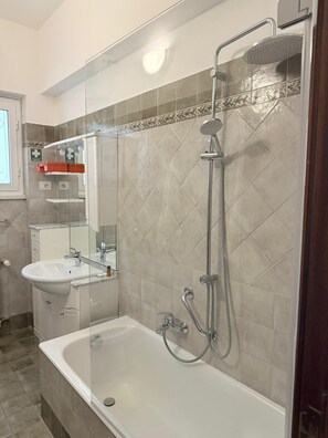Shower, hair dryer, bidet, towels - Elegant 2BR 2BA Apartment in green Balduina, peaceful stay near Rome center (Roma)