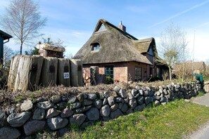 Exterior - Historic 'Haus Reetglück' with Large Garden, Sauna, Antique Fireplace & Wi-Fi (Eggstedt)