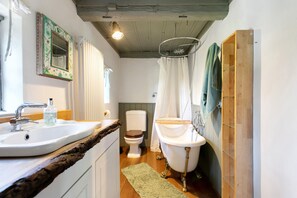 Bathroom - Historic 'Haus Reetglück' with Large Garden, Sauna, Antique Fireplace & Wi-Fi (Eggstedt)