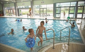 Una piscina cubierta