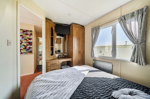 3 bedrooms, iron/ironing board, WiFi (free), bed sheets