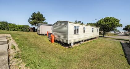3 Bed - Sleeps 8 - Sea View - Pets - Parking