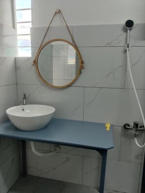 Eenvoudige studio, balkon, uitzicht op tuin | Badkamer